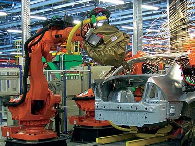 La industria produce ahora 50 % más que con la convertibilidad, pero ya gana lo mismo y retiene inversiones