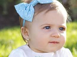 Miles de ingleses contra los aritos en las bebas