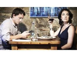 Comer con el teléfono al lado nos priva de la compañía