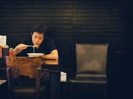 Comer en soledad genera infelicidad