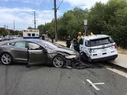 Un Tesla chocó a un auto de la policía