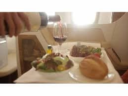 Emirates lanza canales propios de comida y vinos en su sistema de entretenimiento a bordo