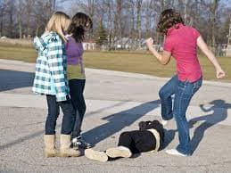 La violencia escolar daña también al que la presencia.