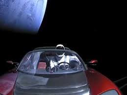 Un auto va camino al sol