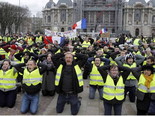 El símbolo del chaleco amarillo en Francia
