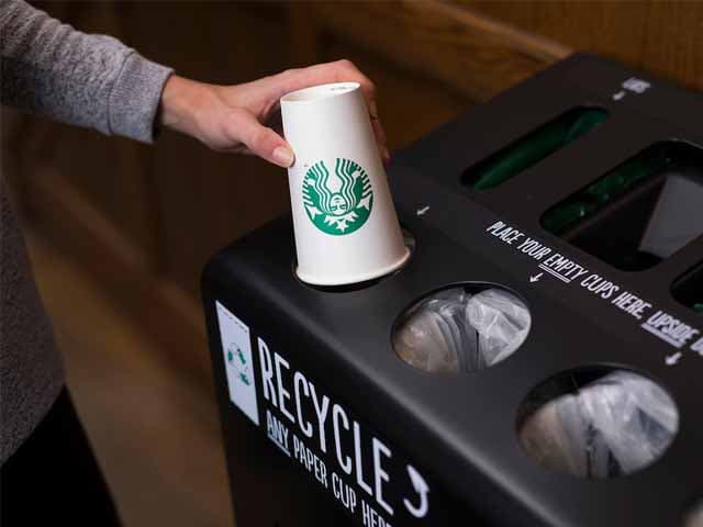 Starbucks comienza pruebas con vasos reciclables