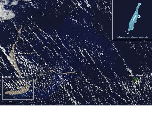 Una masa de piedra pómez flota en el océano