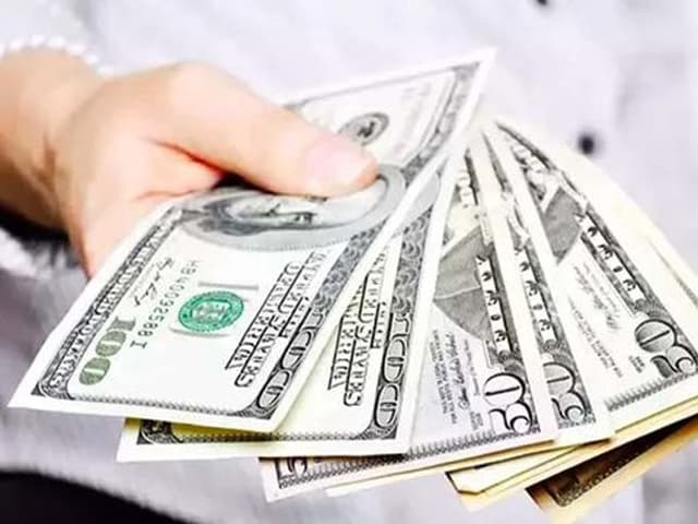 Salarios ejecutivos: ¿dólares o pesos?