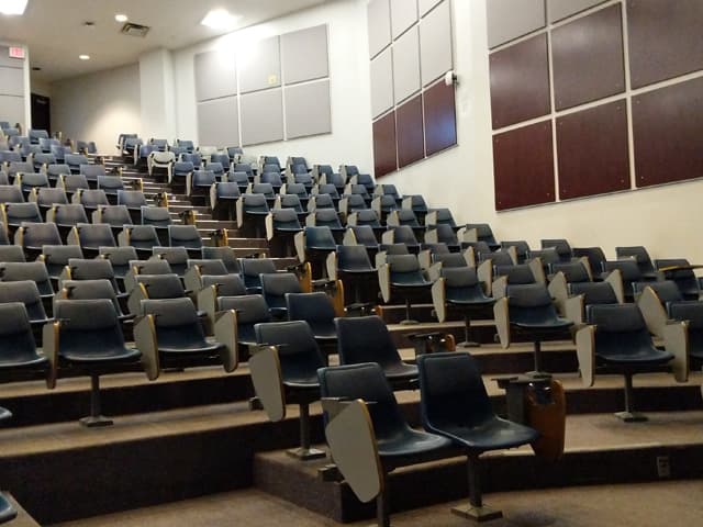 Las universidades re-programan actividades