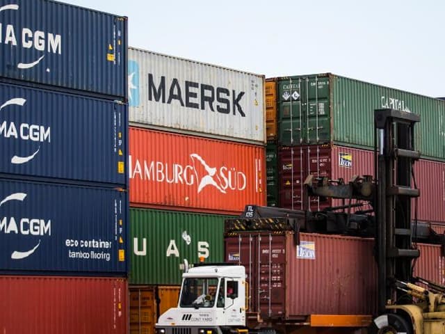 Caen las importaciones y hay superávit comercial