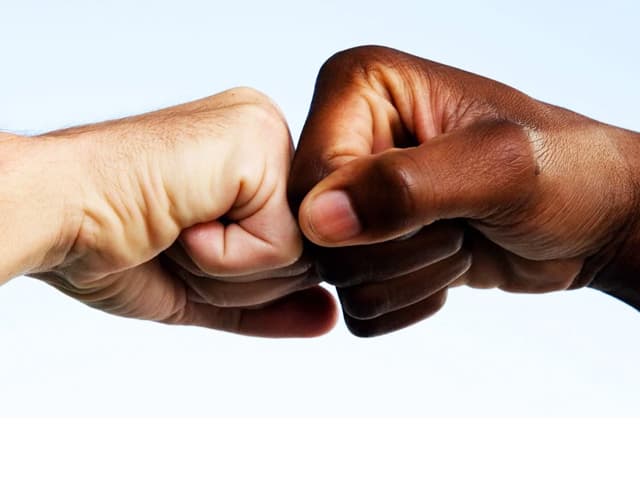 Cómo negarse a dar la mano sin ofender