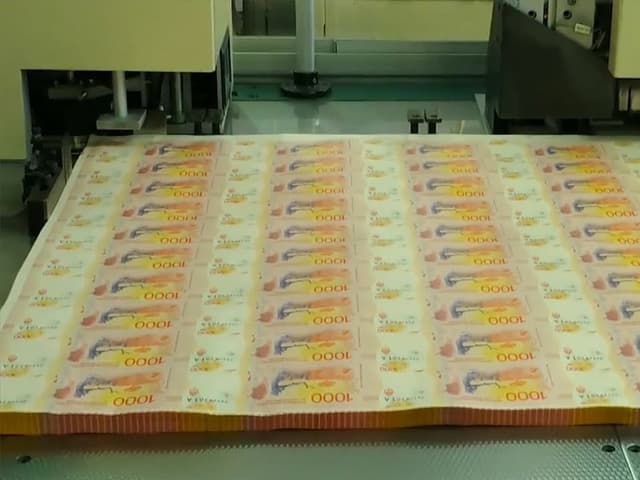 Bajo una lluvia de pesos con “maquinita” a pleno