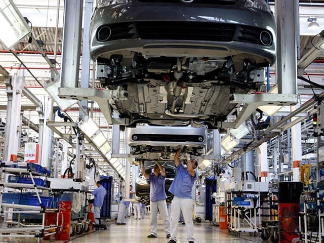 Ayuda a las automotrices a cambio de compromisos con el clima