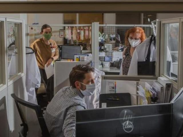 Pocos los que quieren retornar a la oficina