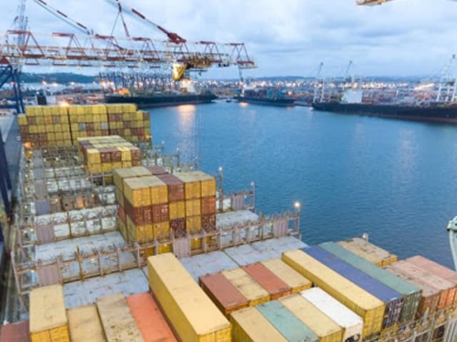 Mayo: las importaciones caen el doble que las exportaciones