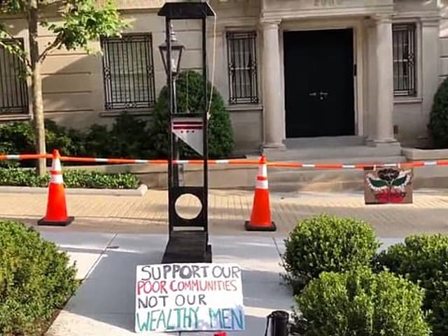 Instalan guillotina frente a la mansión del CEO de Amazon