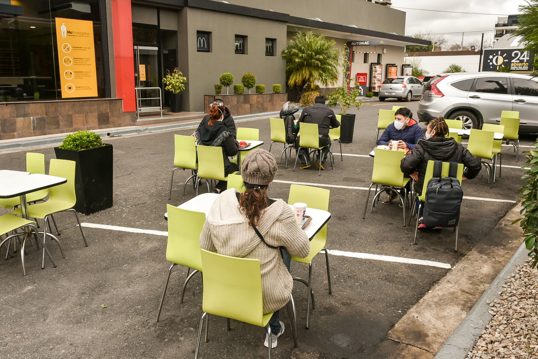 McDonald’s adapta en CABA terrazas, patios internos y estacionamientos de sus locales