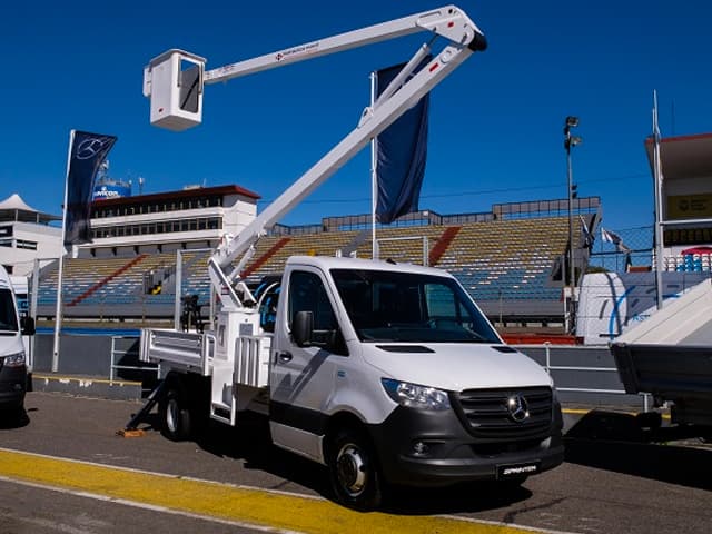 Mercedes-Benz reinicia su segundo turno de producción (y además cumple 69 años en la Argentina)