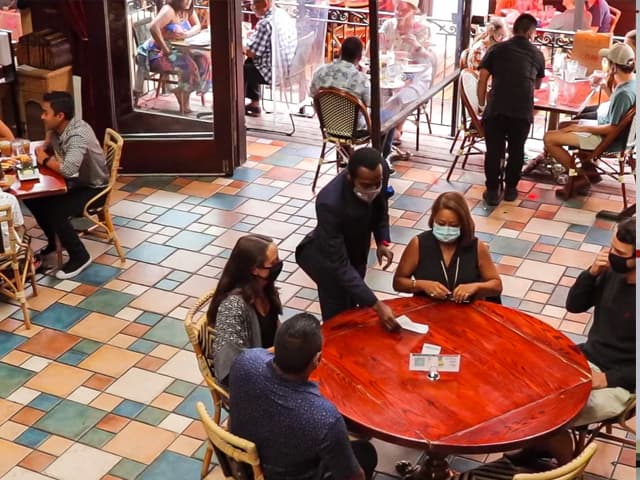 Restaurantes en Nueva York: se vuelve a comer adentro