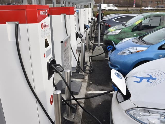 Gran Bretaña: desde 2030 no más autos a nafta o gasoil