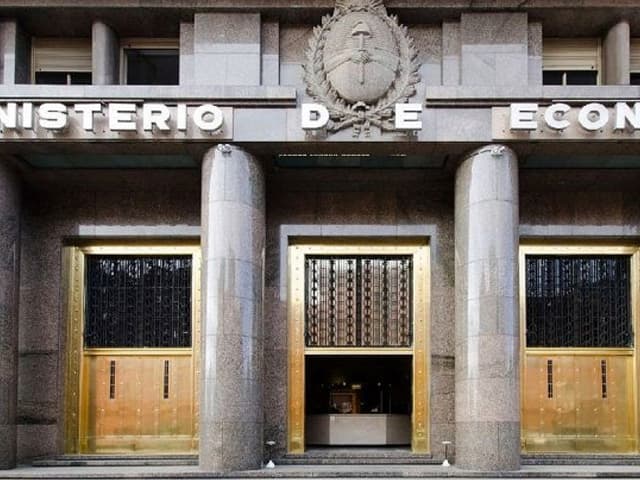 “El Gobierno corre detrás de los problemas económicos”