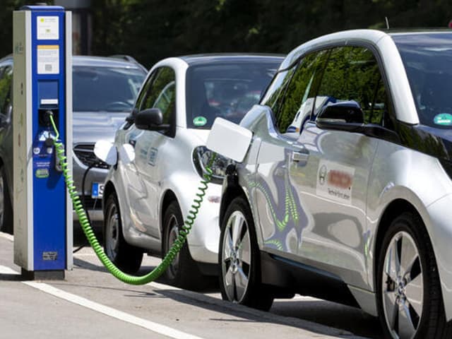 Lo que hace falta para instalar los autos eléctricos