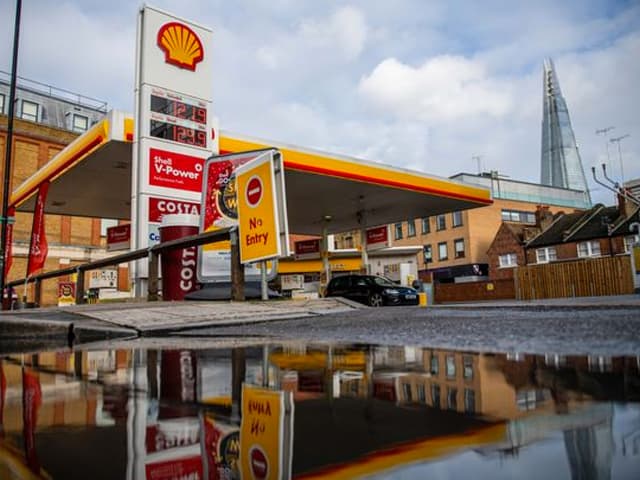 Shell, agobiada por las pérdidas, virará hacia las energías limpias