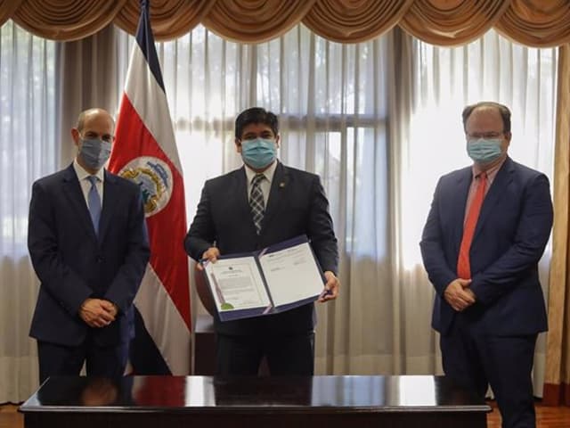 Costa Rica firma el convenio  para ser miembro pleno de CAF