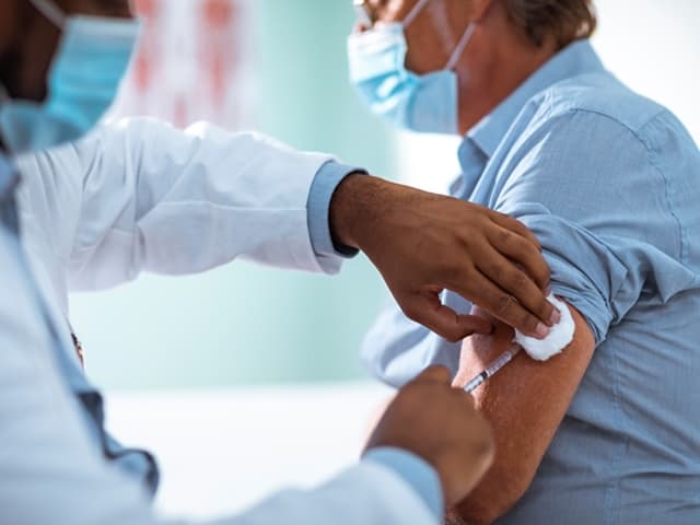 La vacuna de AstraZeneca podría cortar la transmisión