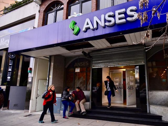 ANSES jubila solo a la  mitad de los que reúnen las condiciones