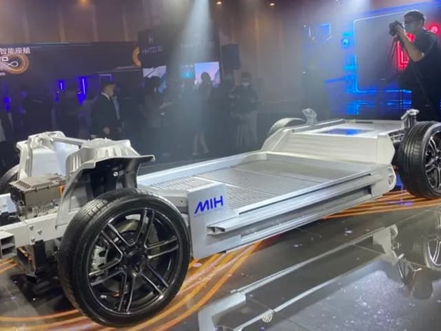 Foxconn entre de lleno al terreno automotor