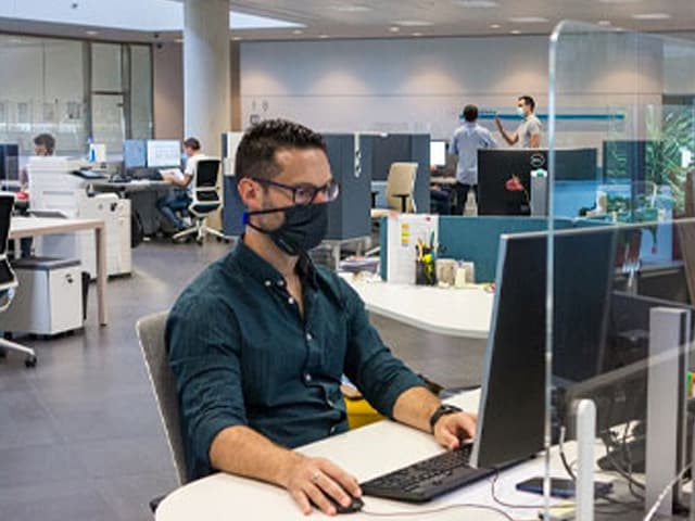 Jóvenes y padres quieren  más tiempo en la oficina