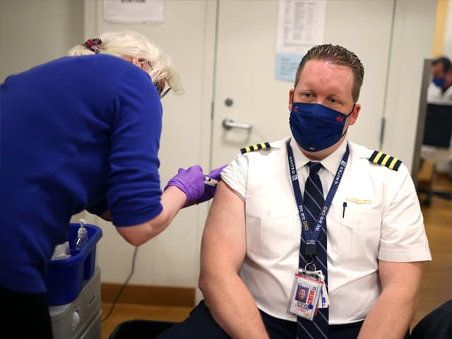 United Airlines despedirá a los empleados que no aceptaron vacunarse