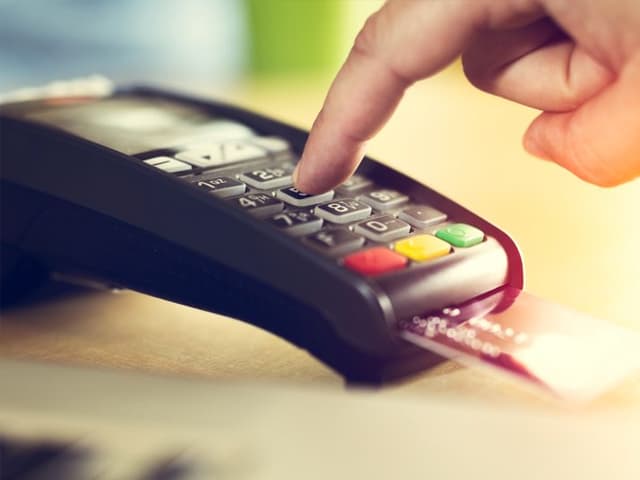 Con tarjeta, en el exterior  se gasta un 80% menos