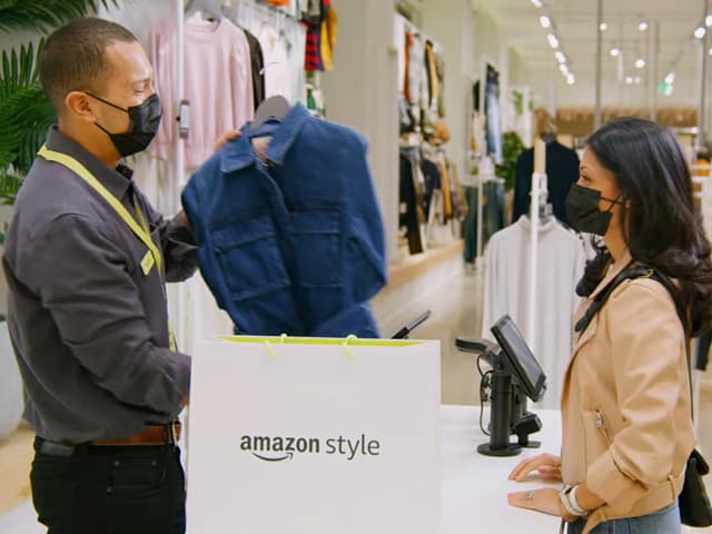 Amazon: su tienda de ropa sube  la vara del comercio híbrido