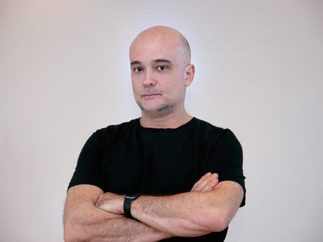 El arte y los negocios  en contra de Joe Rogan