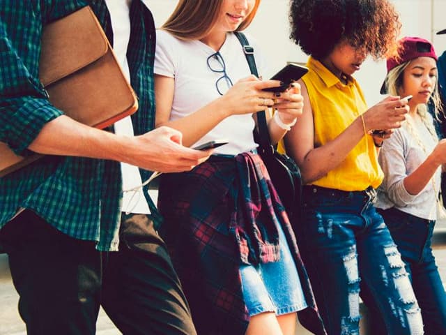 La Generación Z contacta a sus bancos por las redes sociales