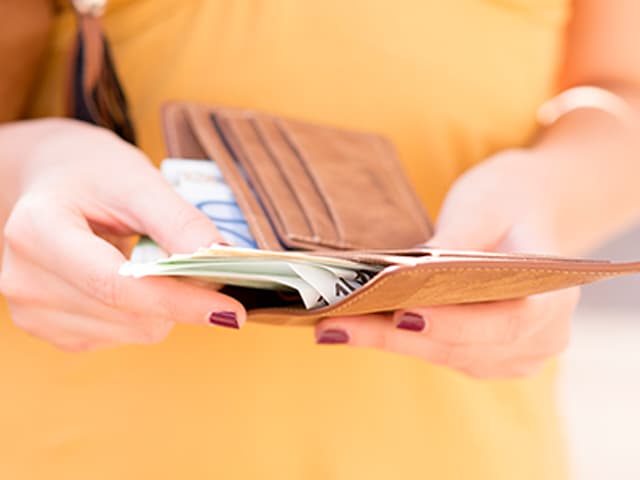 Las argentinas destinan más sueldo en necesidades básicas