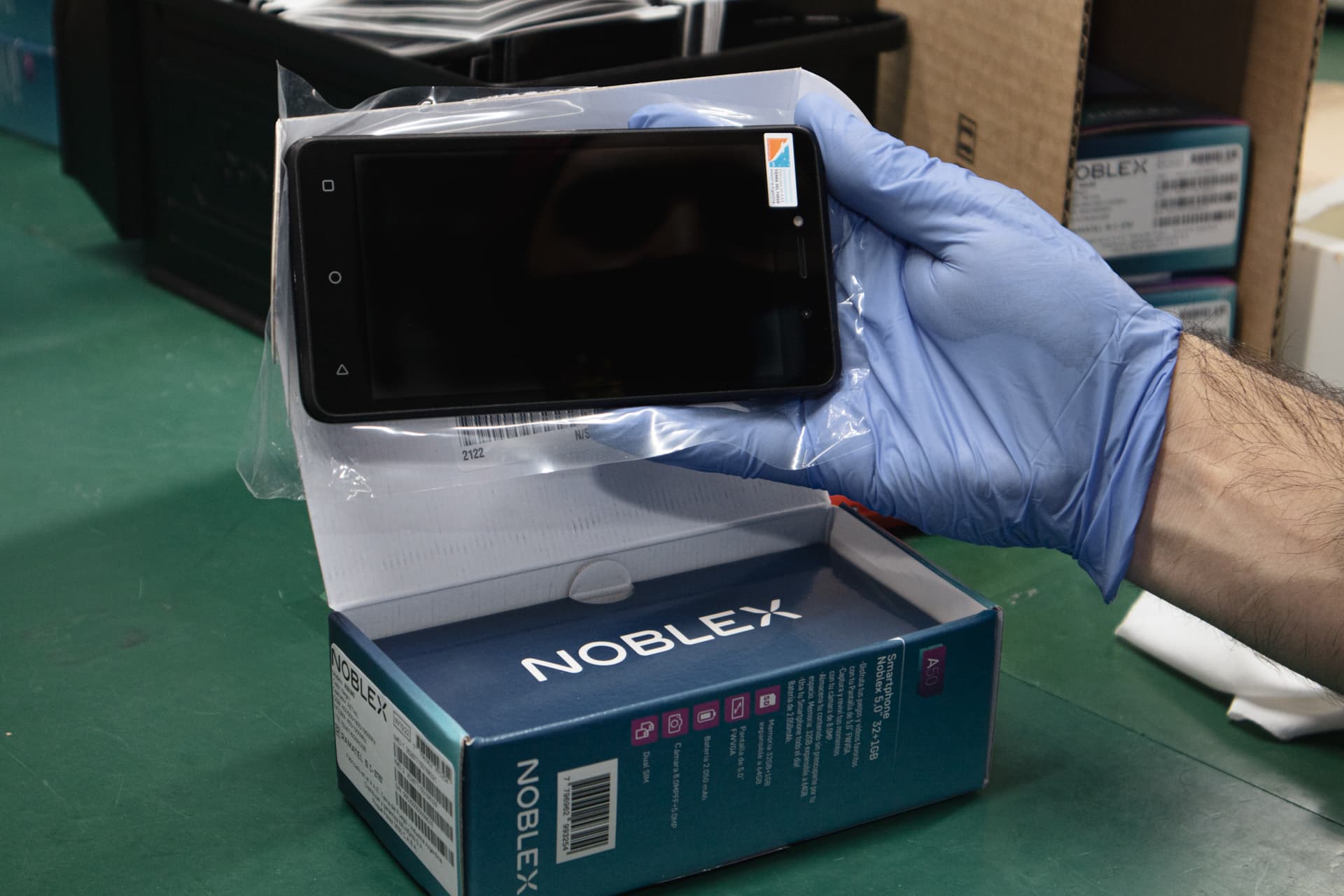 Newsan inicia una nueva línea de producción de celulares Noblex