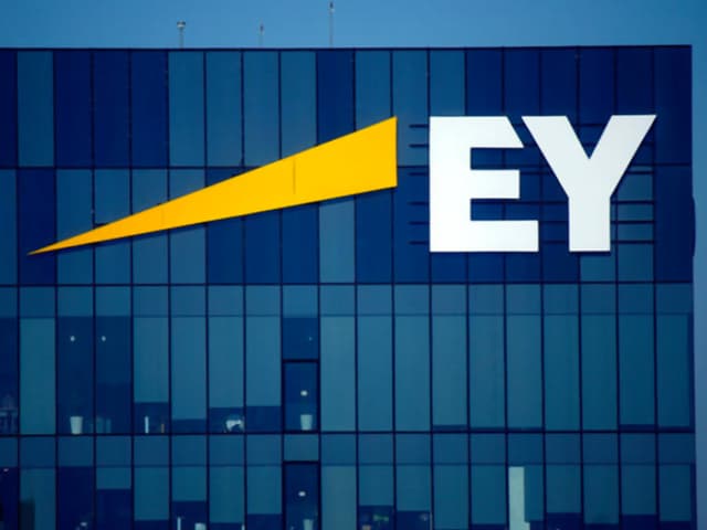 EY analiza salida a bolsa o venta parcial de su negocio