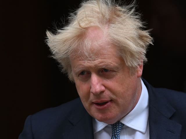 Primer ministro debilitado y un partido parlamentario en rebeldía