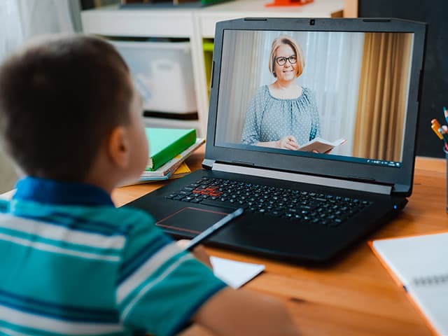 La educación a distancia y la  contribución de los docentes