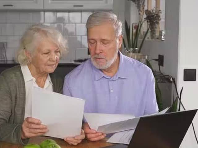 Abuelos argentinos: 6% de la  población y 91% hace sus pagos