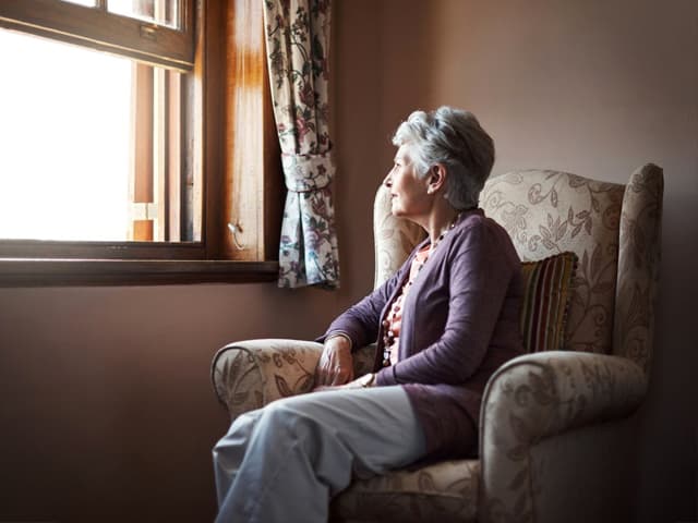 Mujeres que viven solas: 51% tiene más de 57 años