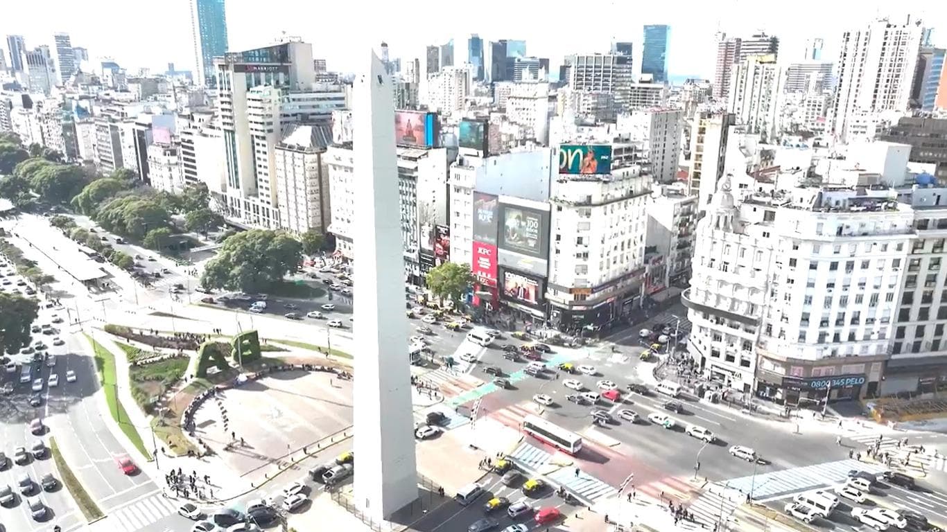 KFC inauguró una espectacular pantalla frente al Obelisco