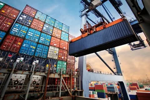 Aumentan las importaciones,  pero hay ocho meses de déficit