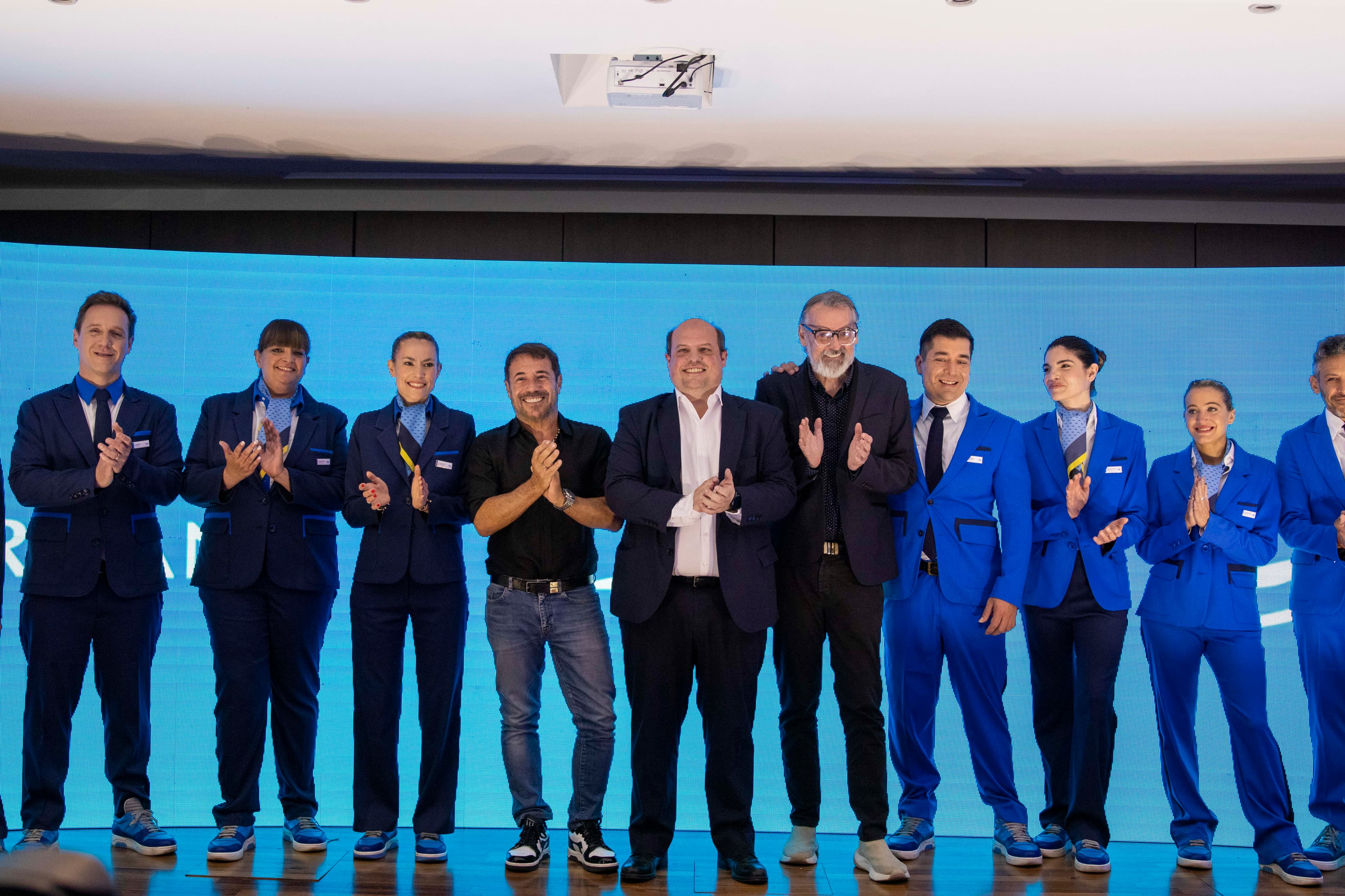 Los uniformes sin género de Aerolíneas Argentinas son tendencia en redes sociales