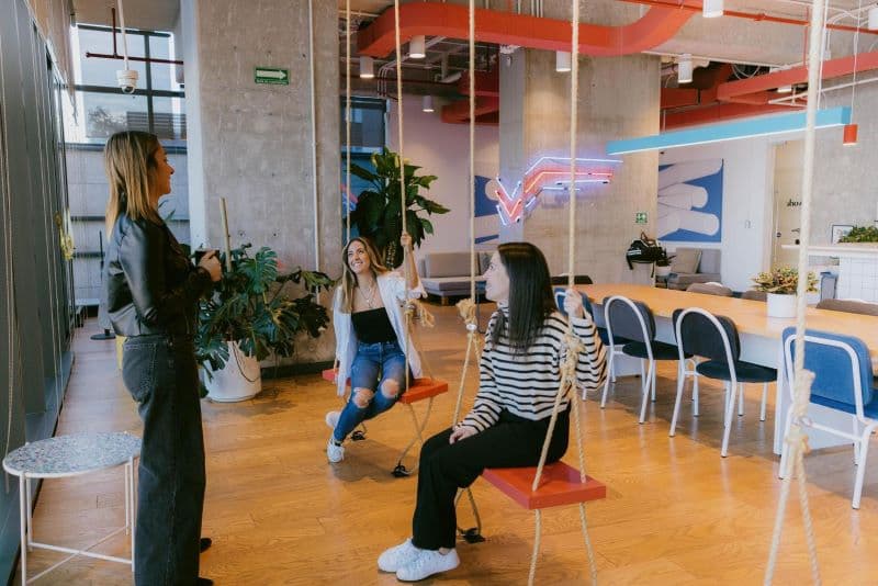 Liderazgo en una era híbrida: el 71% de los directivos opta por esquemas de trabajo flexible