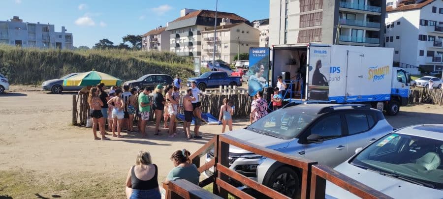 El camión de Philips recorre la costa durante el verano