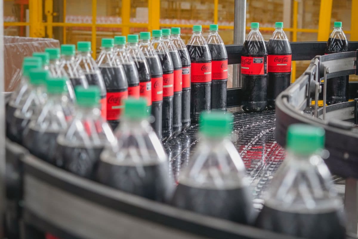 Sistema Coca-Cola: Reginald Lee inaugura una nueva línea de envases retornables